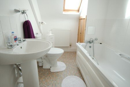 En-suite bath with shower B&B room